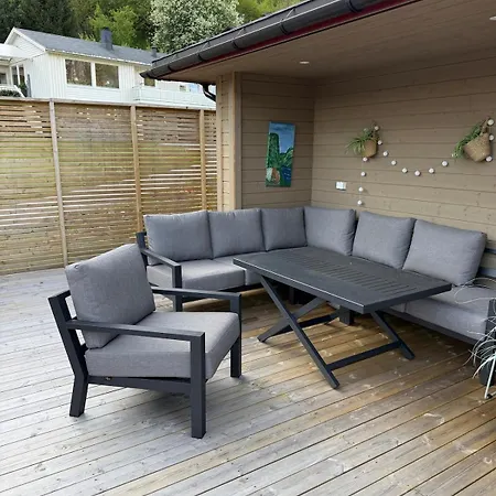 Spacious Family House With Large Patio In Semesterbostad *