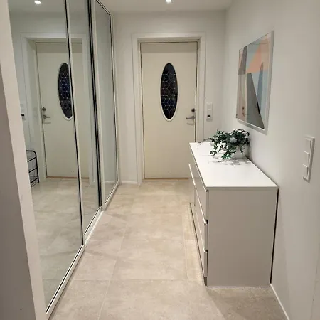 Spacious Family House With Large Patio In Semesterbostad