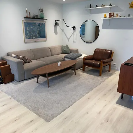 Spacious Family House With Large Patio In 펜션