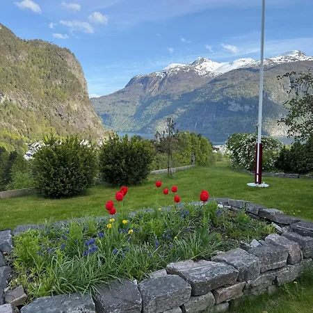 Semesterbostad Spacious Family House With Large Patio In